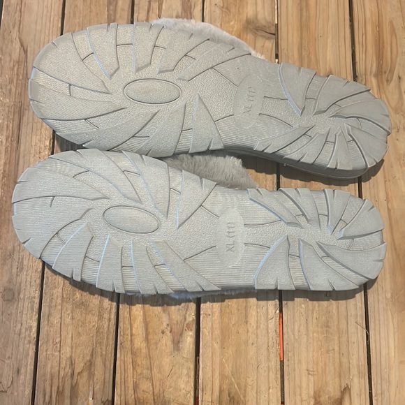 SOLE MATES Womens Fuzzy Criss Cross Slippers - Picture 5 of 6